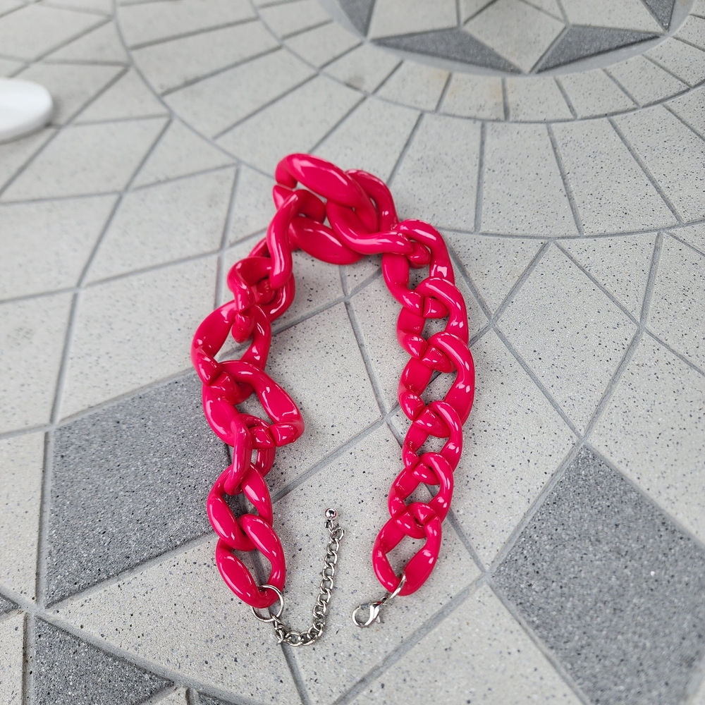 Vibrant Fuchsia Neon Pink Chunky Resin Oversized Chain Link Statement Necklace - Picture 4 of 11